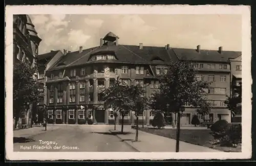 AK Torgau, Strasse am Hotel Friedrich der Grosse