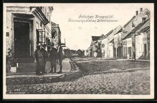 AK Wladislawow, Strassenecke mit Soldatengruppe, Kriegsbild