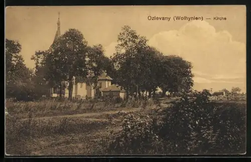 AK Ozlevany /Wolhynien, Kirche mit Feldweg, Panorama