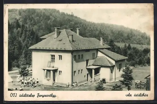 AK Fenyvesvölgy, Az üdülöhaz, Gebäude mit spielenden Kindern aus der Vogelschau