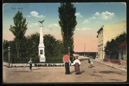 AK Bos. Brod, Strassenpartie mit Denkmal