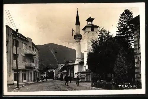 AK Travnik, Strassenpartie mit Kirche