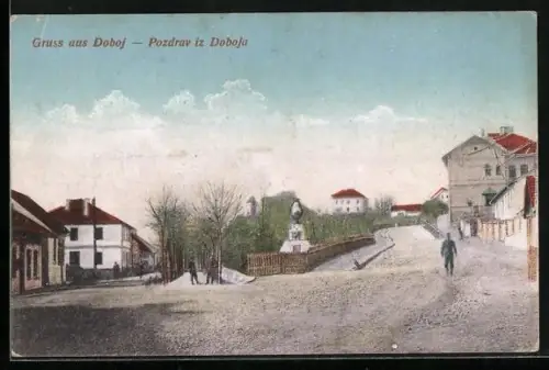AK Doboj, Strassenpartie mit Denkmal