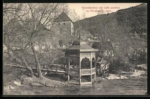 AK Jajce, Trawniktor mit Kaffeehaus-Pavillon am Plivafluss
