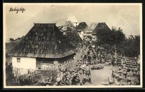 AK Medjedje, Strassenpartie mit Soldaten
