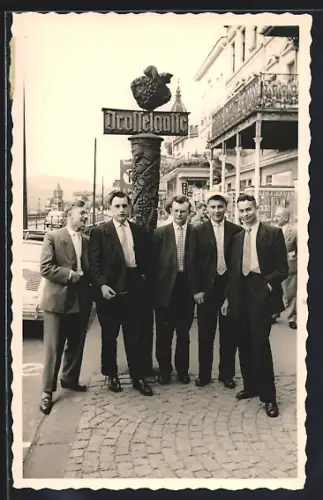 Foto-AK Rüdesheim / Rhein, Drosselgasse - Impression 50er Jahre, Eine Gruppe Herren