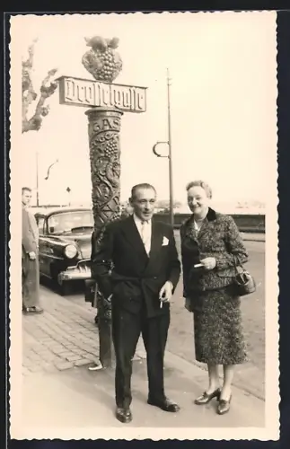 Foto-AK Rüdesheim / Rhein, Drosselgasse - Impression 50er Jahre, Rauchendes Paar in feiner Kleidung