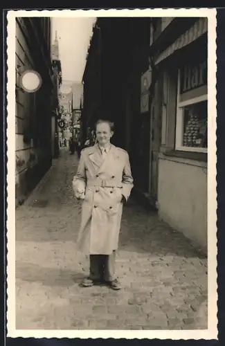 Foto-AK Rüdesheim / Rhein, Drosselgasse - Impression 50er Jahre, Mann im Mantel vor der Gasse
