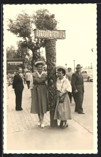 Foto-AK Rüdesheim / Rhein, Drosselgasse - Impression 50er Jahre, Zwei Damen mit Hüten