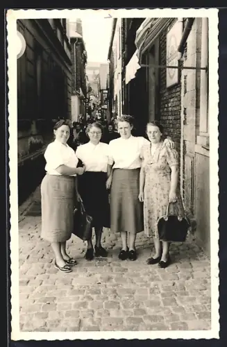 Foto-AK Rüdesheim / Rhein, Drosselgasse - Impression 50er Jahre, Vier Damen vor der Gasse
