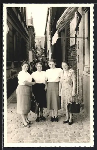 Foto-AK Rüdesheim / Rhein, Drosselgasse - Impression 50er Jahre, Vier Damen vor der Gasse