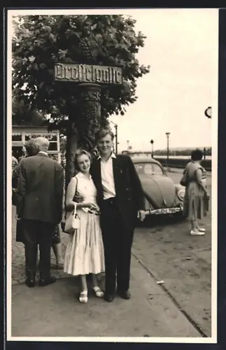 Foto-AK Rüdesheim / Rhein, Drosselgasse - Impression 50er Jahre, Junges Paar vor dem Schild