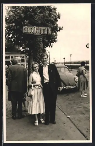 Foto-AK Rüdesheim / Rhein, Drosselgasse - Impression 50er Jahre, Junges Paar mit VW Käfer