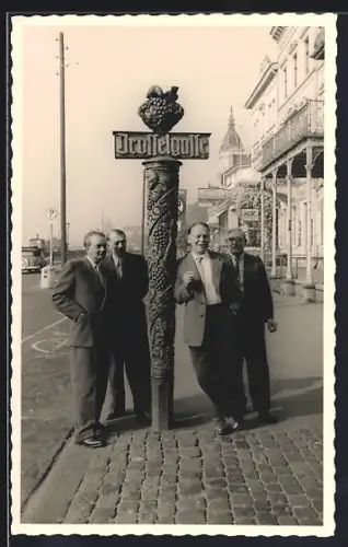 Foto-AK Rüdesheim / Rhein, Drosselgasse - Impression 50er Jahre, Vier ältere Herren mit dem Schild