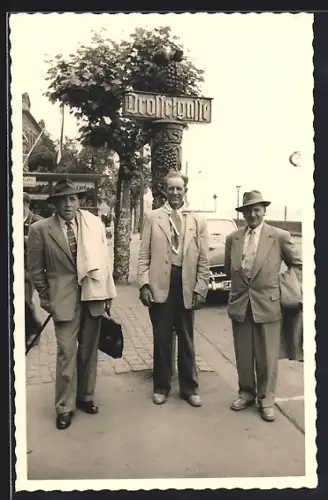 Foto-AK Rüdesheim / Rhein, Drosselgasse - Impression 50er Jahre, Drei Herren im Anzug vor dem Schild