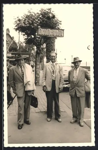 Foto-AK Rüdesheim / Rhein, Drosselgasse - Impression 50er Jahre, Drei Herren vor dem Schild