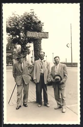 Foto-AK Rüdesheim / Rhein, Drosselgasse - Impression 50er Jahre, Drei Herren vor dem Eingang zur Gasse