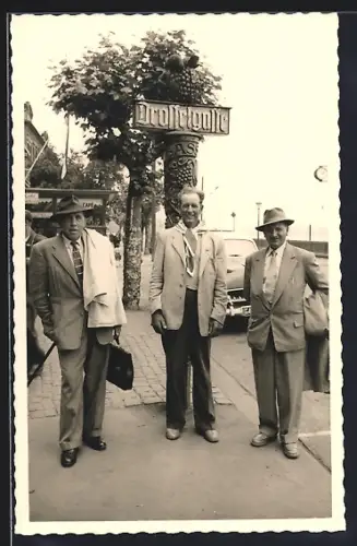 Foto-AK Rüdesheim / Rhein, Drosselgasse - Impression 50er Jahre, Drei Herren in Anzügen am Eingangsschild