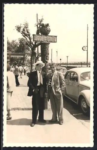 Foto-AK Rüdesheim / Rhein, Drosselgasse - Impression 50er Jahre, Zwei jungen Herren in Anzügen und Hut