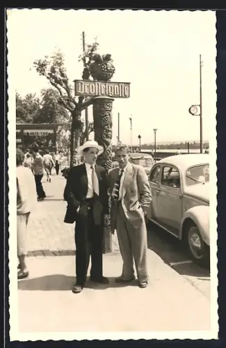 Foto-AK Rüdesheim / Rhein, Drosselgasse - Impression 50er Jahre, Zwei Jugendliche in Anzügen mit VW Käfer