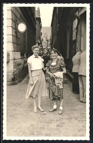 Foto-AK Rüdesheim / Rhein, Drosselgasse - Impression 50er Jahre, Zwei Junge Damen am Eingang der Gasse