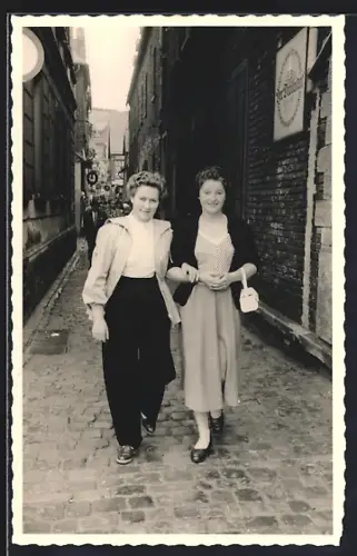 Foto-AK Rüdesheim / Rhein, Drosselgasse - Impression 50er Jahre, Zwei Damen bei Verlassen der Gasse