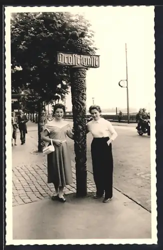 Foto-AK Rüdesheim / Rhein, Drosselgasse - Impression 50er Jahre, Junge Damen posieren am Schild