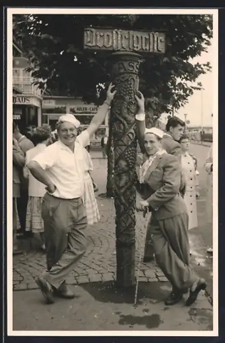 Foto-AK Rüdesheim / Rhein, Drosselgasse - Impression 50er Jahre, Zwei junge Männer mit Motrosenhüten posieren am Schild