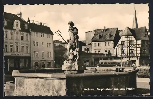 AK Weimar / Thüringen, Neptunbrunnen am Markt mit Geschäften