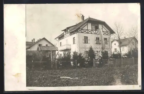 Foto-AK Uffing, Herren posieren vor Gebäude mit bayrischer Fahne