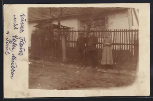 Foto-AK 1918 Ziegelrode, Sohn steht mit seinen Eltern vor ihrem Haus
