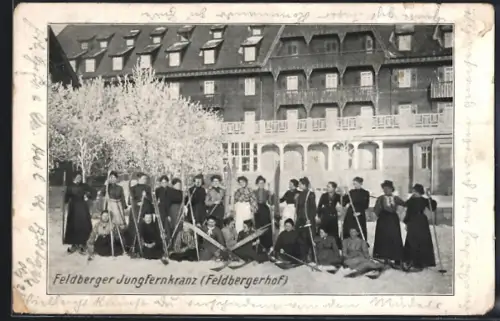 AK Feldberg / Schwarzwald, Mädchengruppe mit Skier vor dem Feldbergerhof