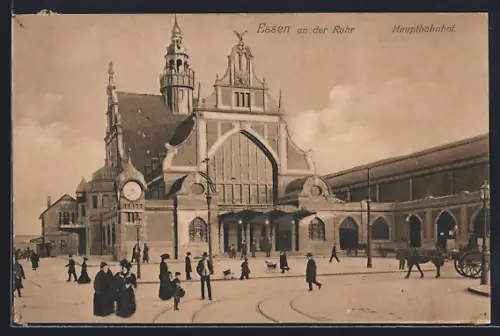 AK Essen /Ruhr, Hauptbahnhof mit Passanten und Strassenbahngleisen