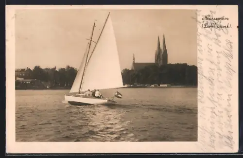 AK Neuruppin, Kirche vom Wasser aus gesehen, Segelboot auf dem Wasser