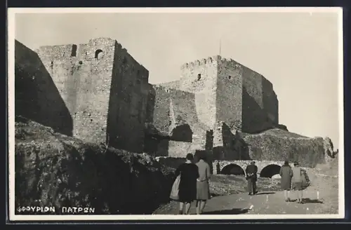 AK Patras, Festung, Gebäudeansicht mit Besuchern