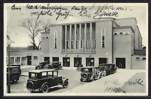 AK Weimar / Thüringen, Weimarhalle mit Autos