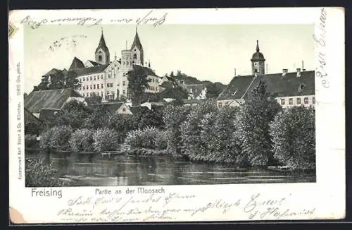 Goldfenster-AK Freising, Partie an der Moosach, Gebäudemit leuchtenden Fenstern