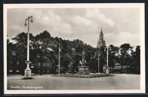AK Genthin, Partie auf dem Hindenburgplatz mit Denkmal