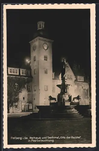 AK Freiberg / Sachsen, Rathaus und Denkmal in Festbeleuchtung