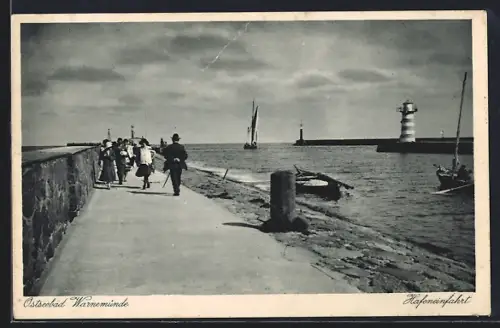 AK Warnemünde, Hafeneinfahrt mit Promenade und Leuchtturm