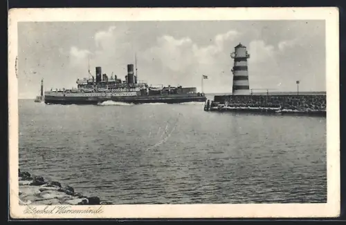 AK Warnemünde, Hafen mit abfahrenden Schiff und Leuchtturm