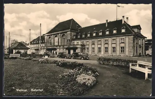 AK Weimar / Thüringen, Autos vor dem Bahnhof