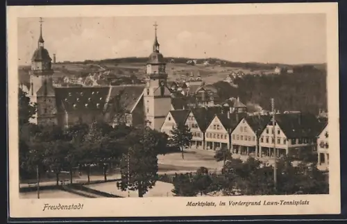 AK Freudenstadt, Teilansicht mit Marktplatz, im Vordergrund der Lawn-Tennisplatz