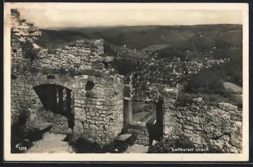 AK Bad Urach, Ruine und Ortschaft im Hintergrund