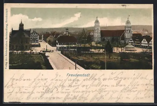 AK Freudenstadt, Strassenpartie mit Brunnen