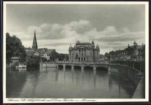 AK Schwerin i. M., Schlossbrücke mit Dom, Theater und Museum