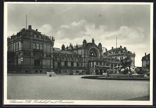 AK Schwerin i. M., Bahnhof und Brunnen