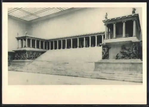 AK Berlin, Pergamon Museum, Westseite des Altars von Pergamon