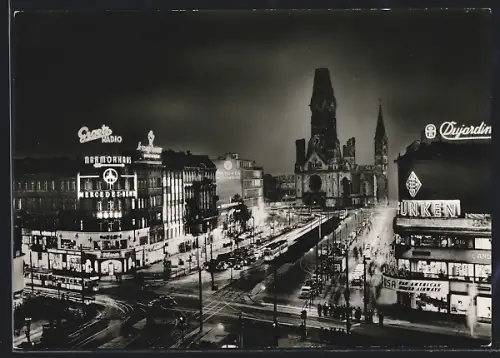 AK Berlin-Charlottenburg, Kurfürstendamm und Gedächtniskirche bei nächtlicher Beleuchtung, Strassenbahn
