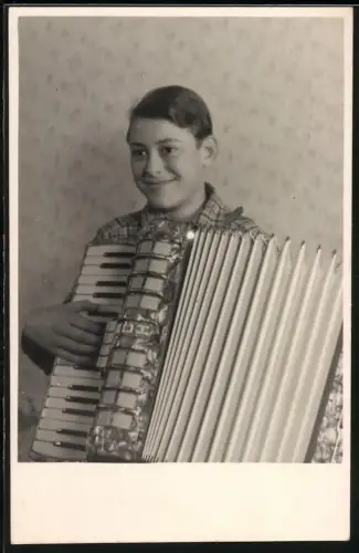 Fotografie Junge mit seinem grossen RCH Akkordeon